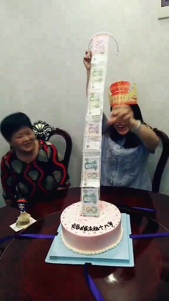 最近这个生日蛋糕火了,妈妈乐得一脸幸福笑容!
