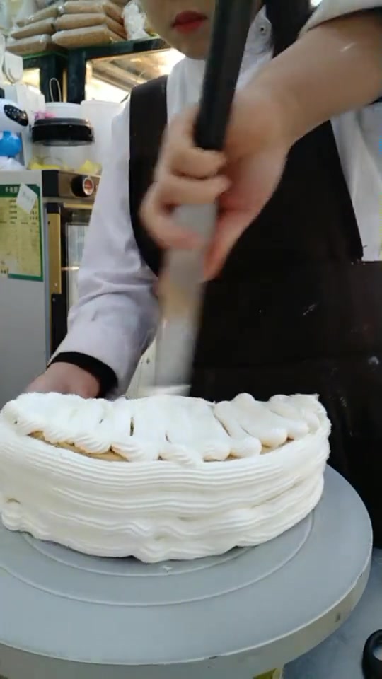 这种款式的蛋糕小孩子都喜欢,表妹在家看视频学着做,非常简单!