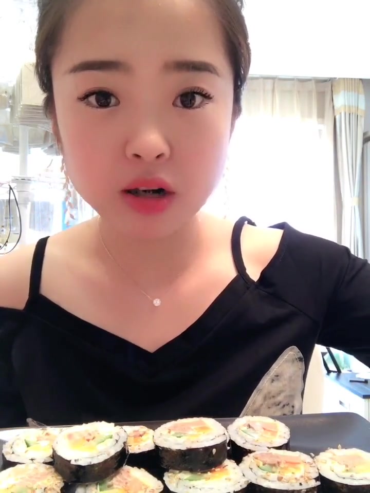 寿司还真的是很多名字啊,寿司,紫菜饭团,还有什么名字说