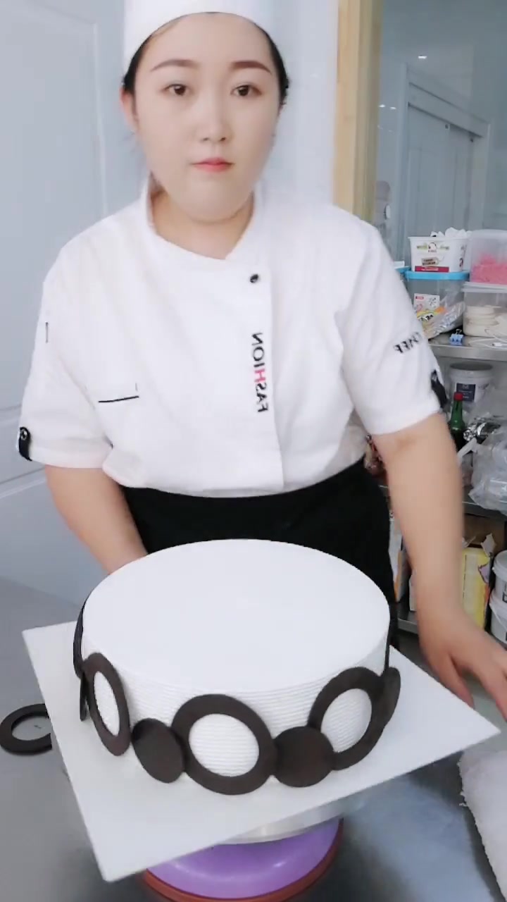 这蛋糕上的巧克力圈,看着真好玩,就是怕它掉下来,成品太好看了