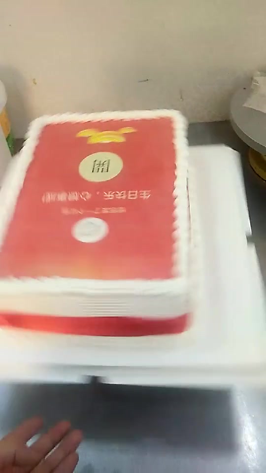 最近网红很火的一款蛋糕,表妹在家看视频学着做,更加漂亮!