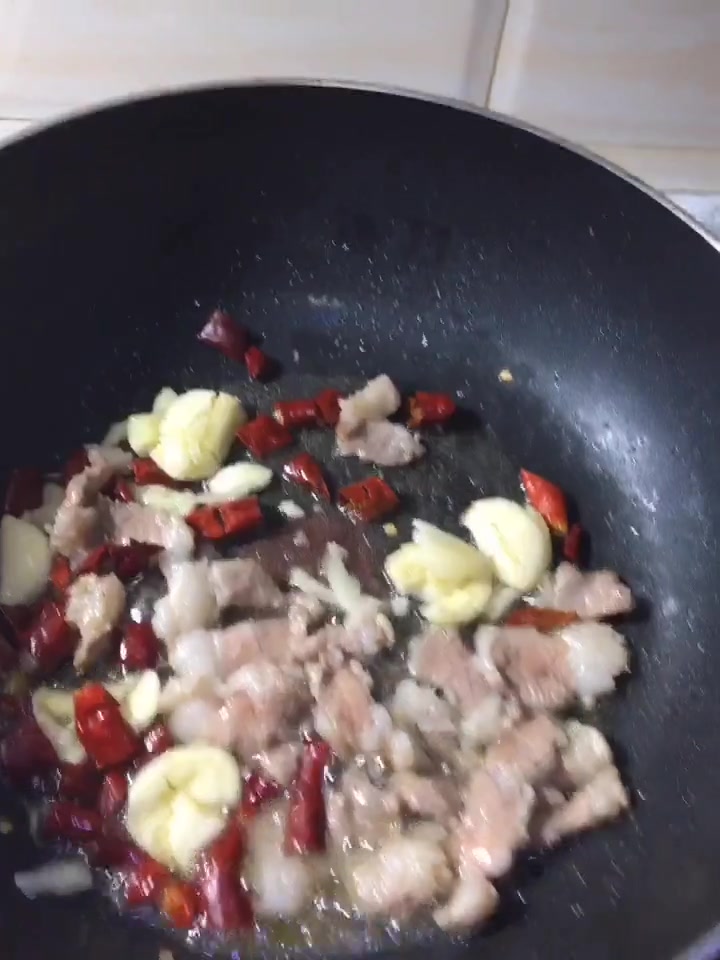 家常菜花菜炒肉做起来,微微的辣味,让人食欲大增