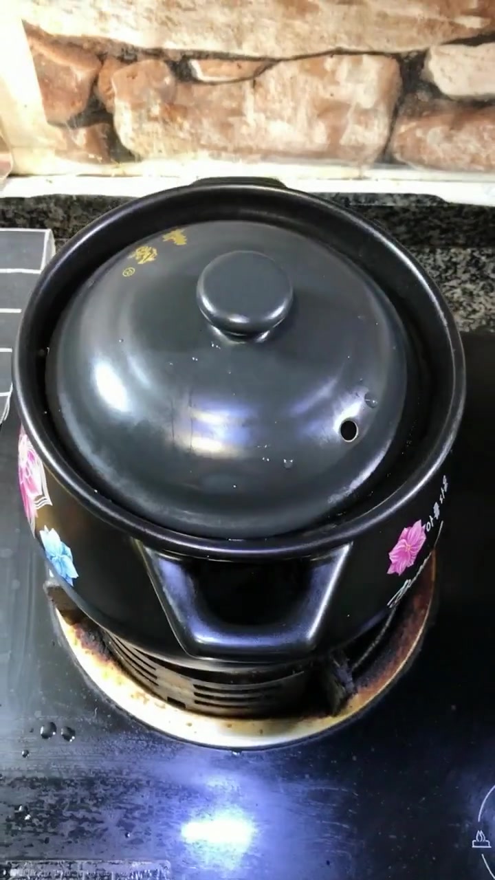 黄豆海带排骨汤特别适合夏天喝的一款汤清热解毒,喜欢的学起来!