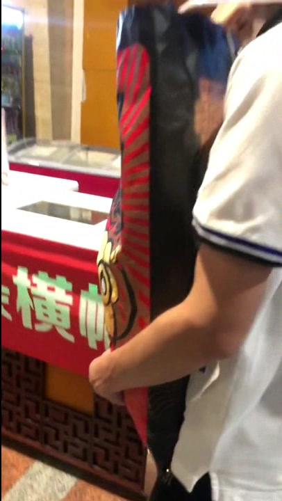 看电影少不了爆米花和可乐,但这么大的我还是第一次见
