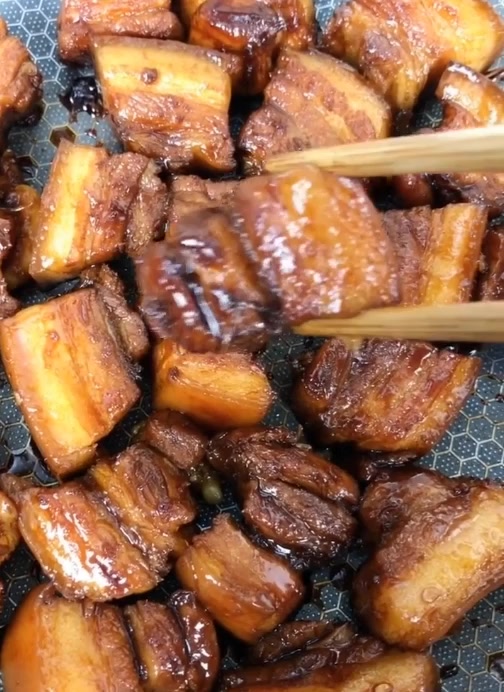 大厨教你红烧肉的做法,简单易操作,肥而不腻,全家人都喜欢吃