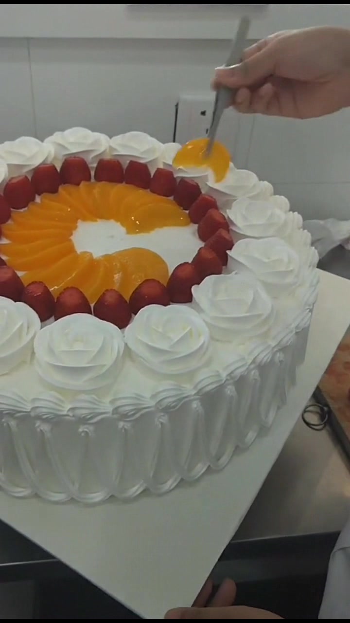 纯白奶油裱花,老师傅手稳稳地悬空吊边,成品雅致非凡赏心悦目!