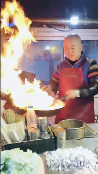 光头叔叔好帅呀,他做的锅包鸡柳真很好吃