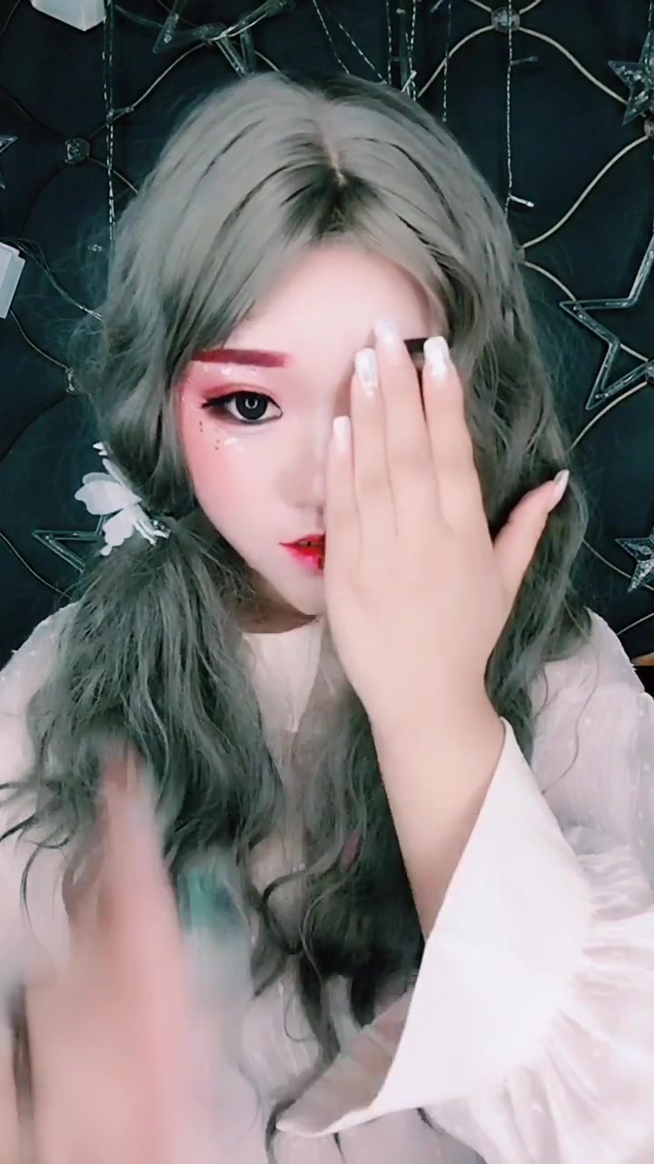 逆天化妆术,小姐姐可以说是很厉害了,一半天使一半魔鬼!