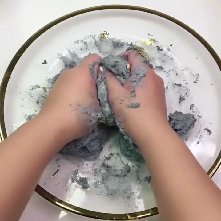 小姐姐玩“臭豆腐渣”,直接捏成渣,太爽了吧!