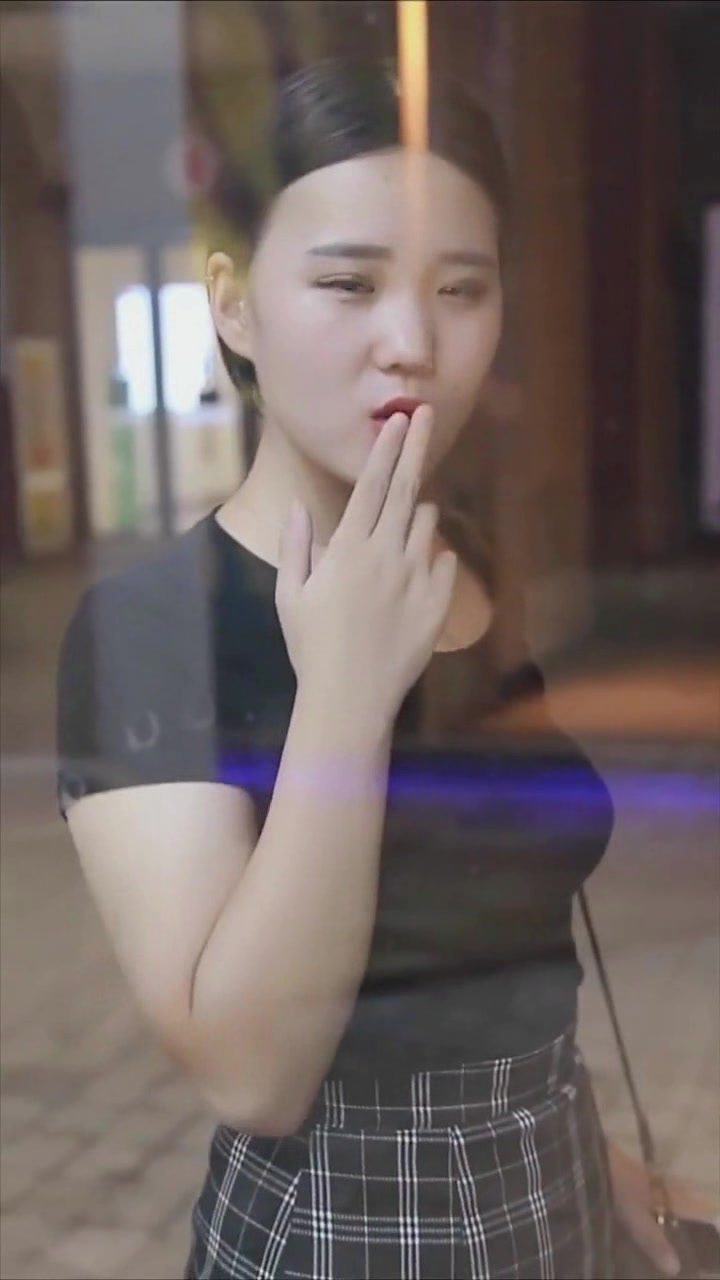 这个视频火了,理发师因为撩妹,结果客人却遭殃了