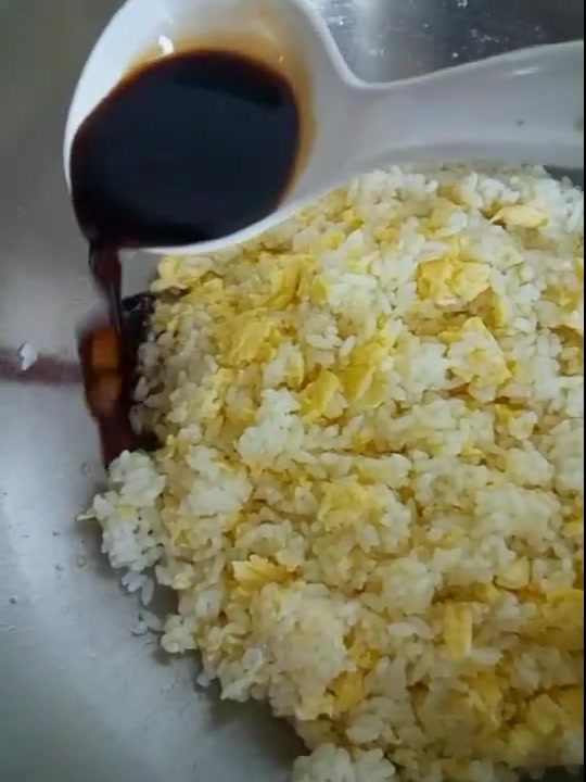 教你酱油炒饭的窍门,只需这样做,比饭店卖的都香,还不粘锅!