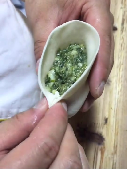 不会包水饺?教你柳叶饺子的包法,这么详细的教程再学不会就打手