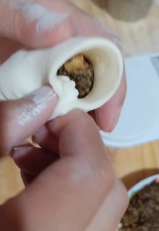 家庭最常见的饺子包法,只需要俩步骤就能搞定