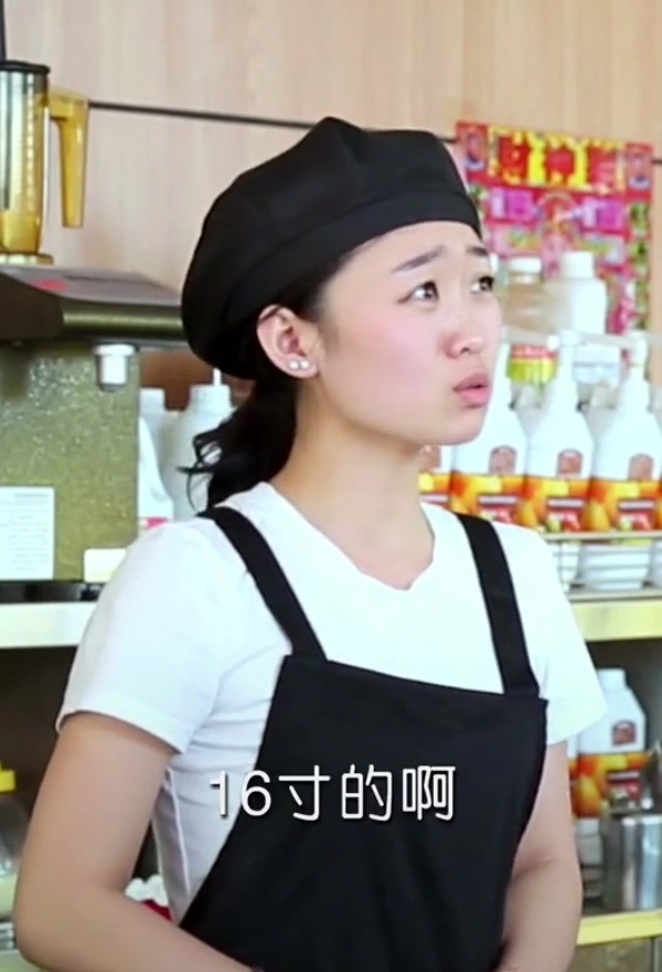 小伙给自己女朋友送十六寸的蛋糕,他女朋友真是太有福了