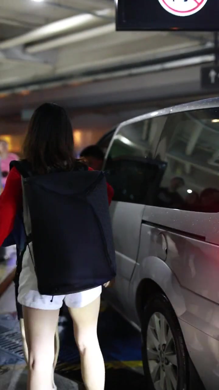 斗鱼一姐冯提莫现身机场,蓝上衣黑裙子青春甜美