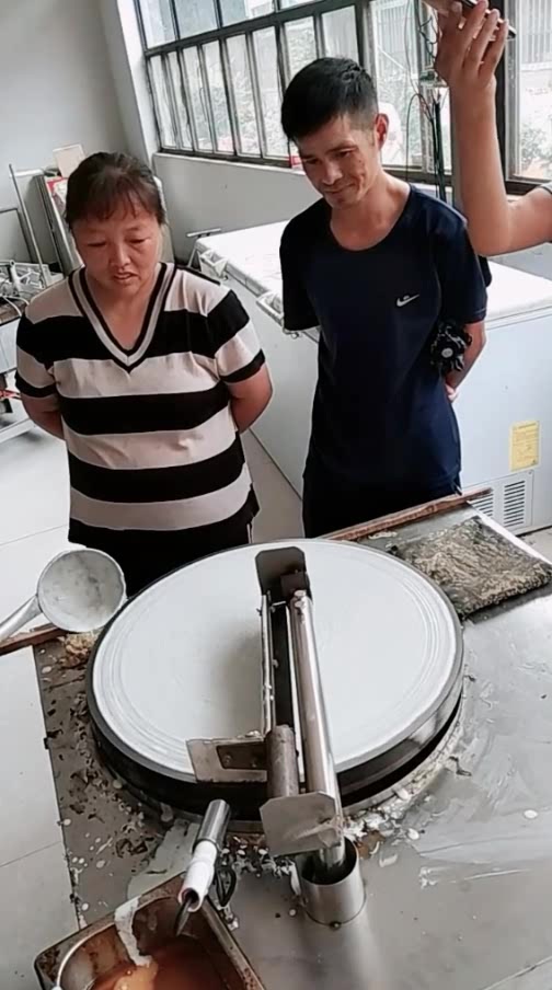 农村大叔发明的摊煎饼机,工作效率杠杠的,厉害了我的叔!