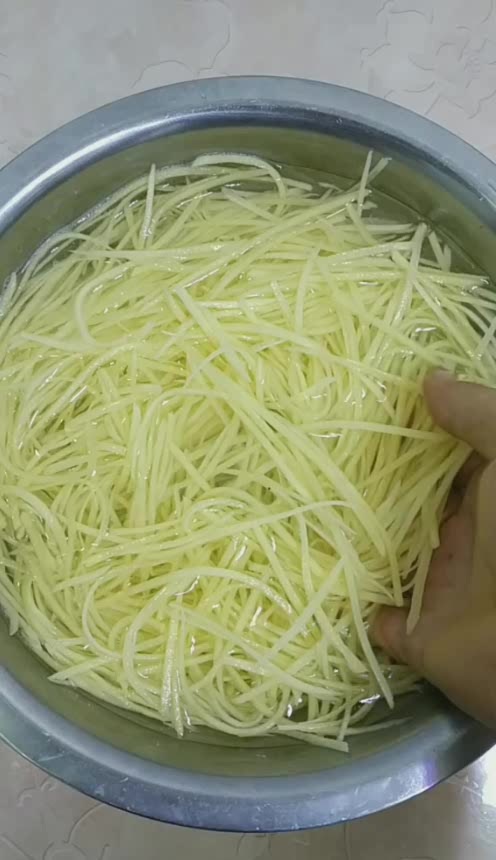 简单易学的爆炒土豆丝,脆爽酸甜赛饭店