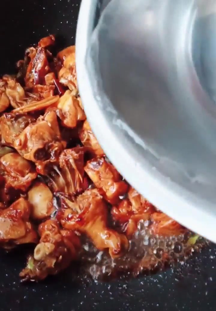 黄焖鸡原来是这么做的,太简单了,看照片就忍不住流口水,太馋了