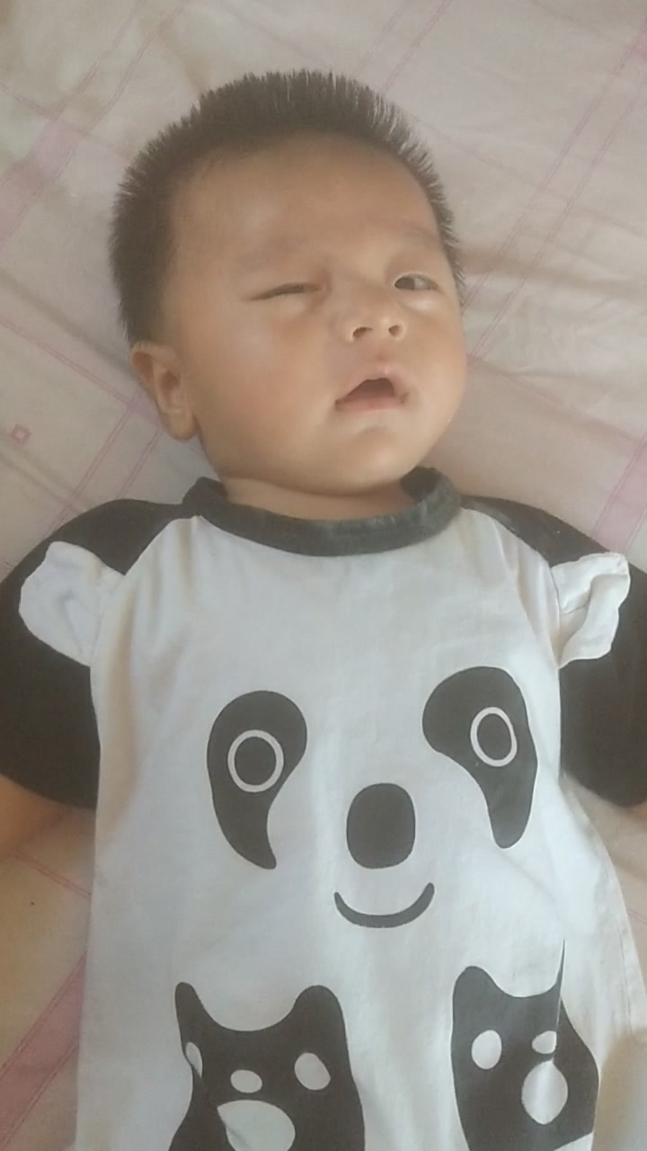 两个月的宝宝不开心,求抱抱,小表情太可爱了!