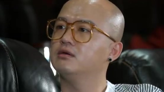 包贝尔坑女儿,还以为包贝尔只会坑女儿,没想到对包饺子的管教也十分严厉,女儿打了阿姨,包贝尔
