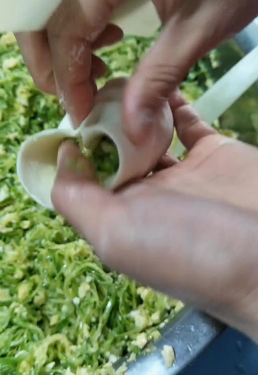 饺子一捏一折,随便煮不露馅,方法简单实用,不会的朋友来学学吧