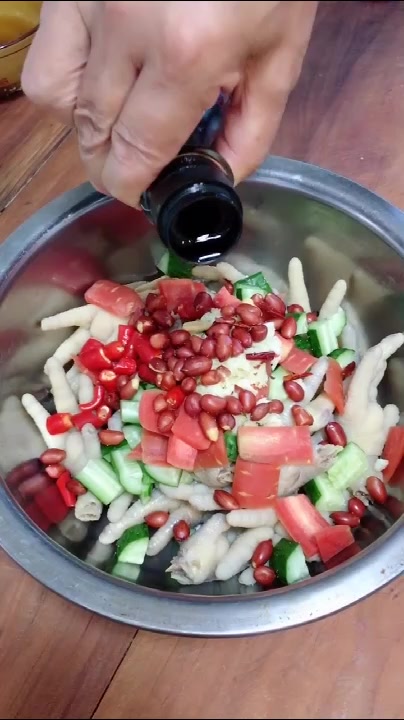 这个季节最适合吃凉拌麻辣鸡爪了,不仅有嚼劲还解馋,做法也简单