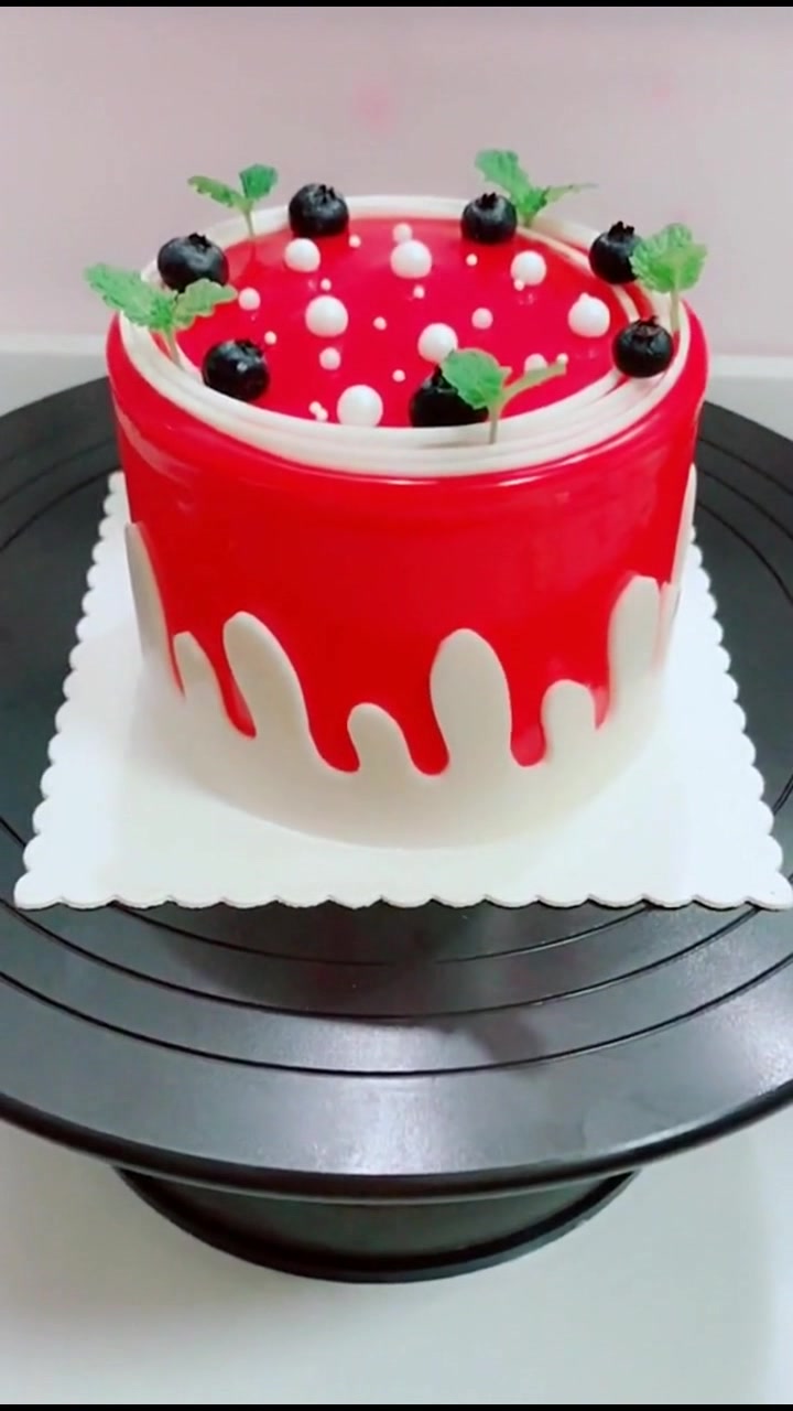 红色淋面小蛋糕,这是一个只能欣赏的艺术品,我真的不忍心下嘴啊