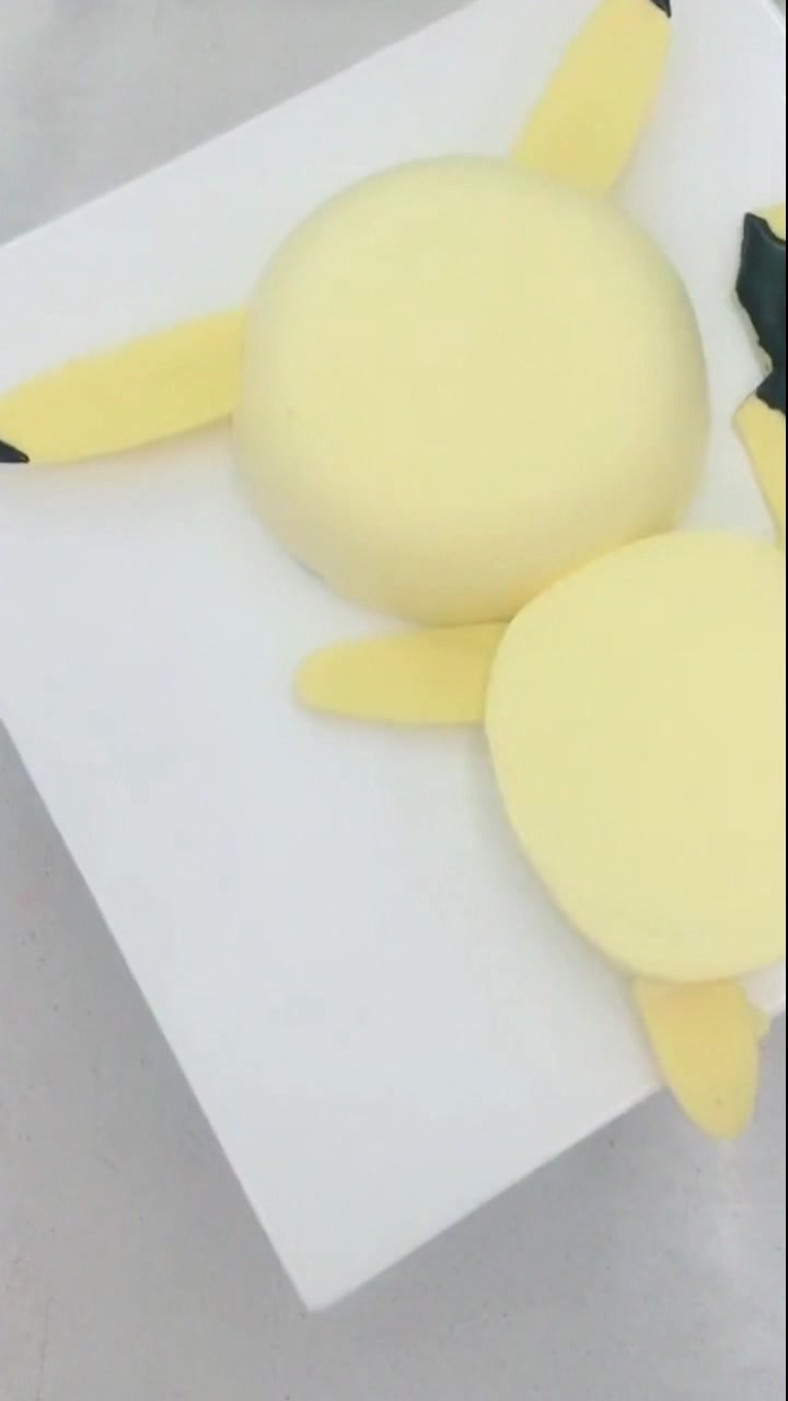 逼真!皮卡丘蛋糕,师傅比例做得太大,两只小腿伸到蛋糕盘外面了