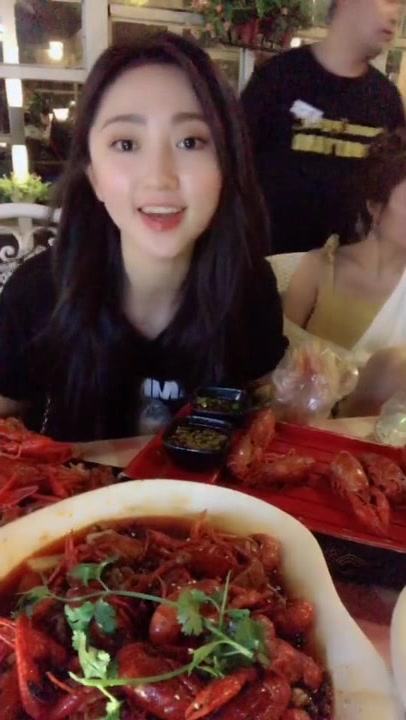 小姐姐狂吃小龙虾,被吐槽路人都比她瘦,被小姐姐的神回复惊呆了