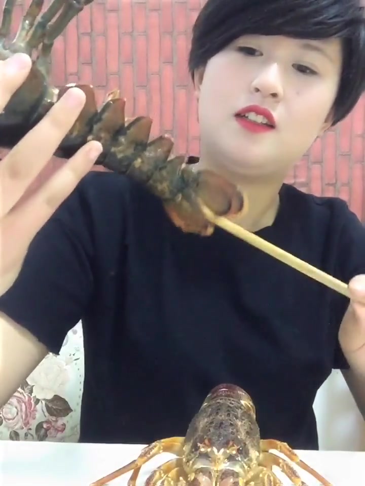 原来龙虾煮之前还要排尿了啊,涨姿势了