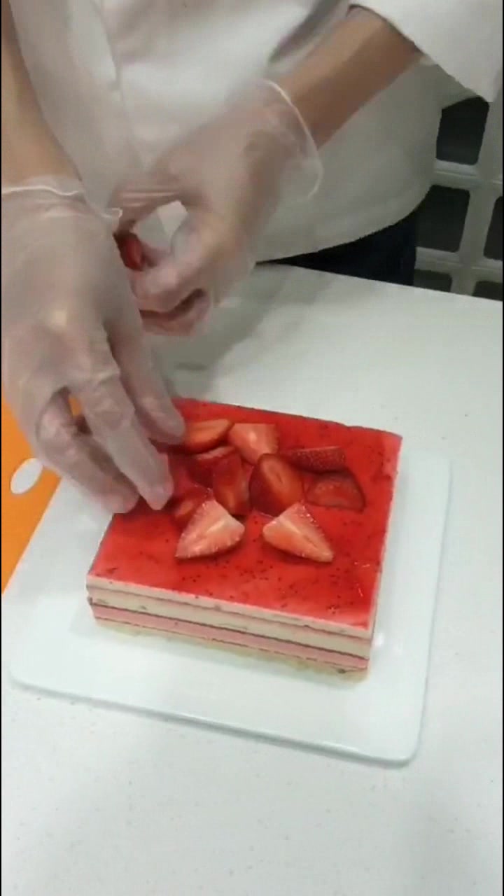 牛了!这草莓慕斯蛋糕,连外包装的盒子都可以吃,蛋糕师想法独特