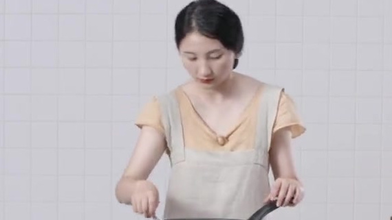 【芝士奶汁烤菜】今天广末老师正反广末总是焦虑,教大家做道懒人菜:把蔬菜、肉和通心粉用奶油酱