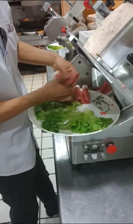 火锅店的牛肉原来是这样摆盘的,又想吃火锅了!