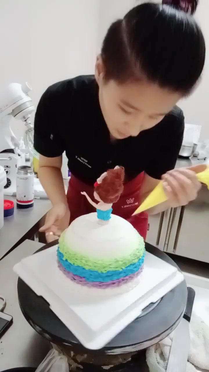 纯白半圆蛋糕,一圈一圈挤上奶油,颜色铺满那一刻,小公主出来了