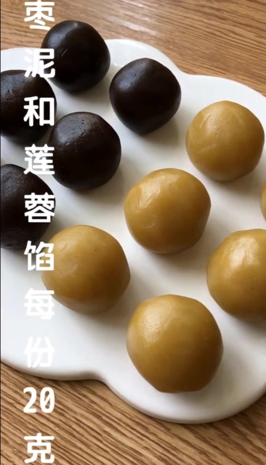 中秋给孩子做个卡通月饼吃,孩子高兴坏了,都舍不得吃了