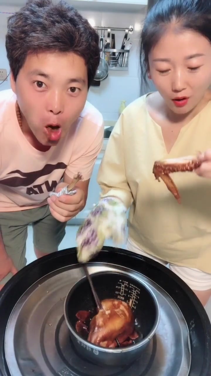 兄妹俩没啥才艺,给大家安排一个鸡脖,家里穷别嫌弃啊!