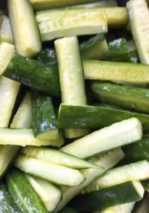 腌制酱黄瓜的简单方法,香辣下饭,腌制两个小时就可以吃了