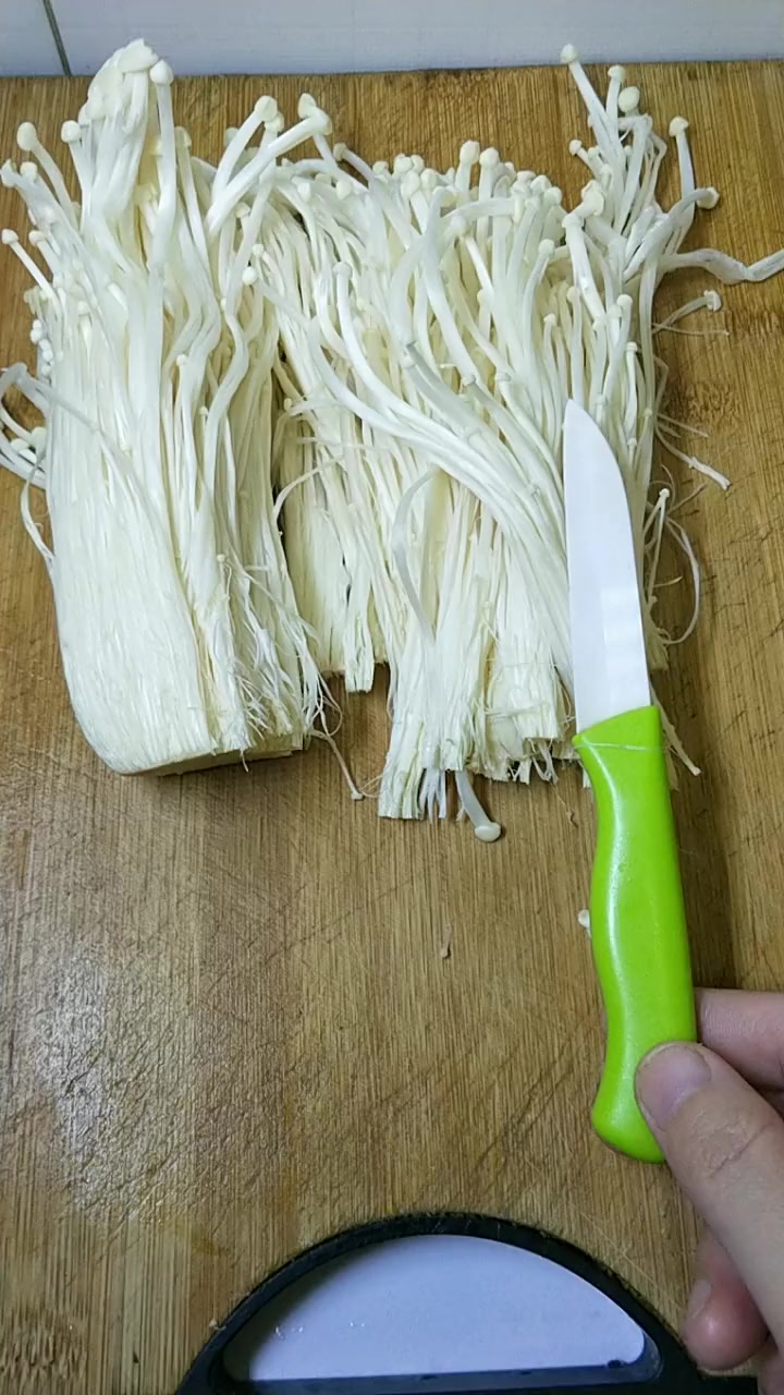 美食分享:今天跟大家分享一下金针菇的制作方法