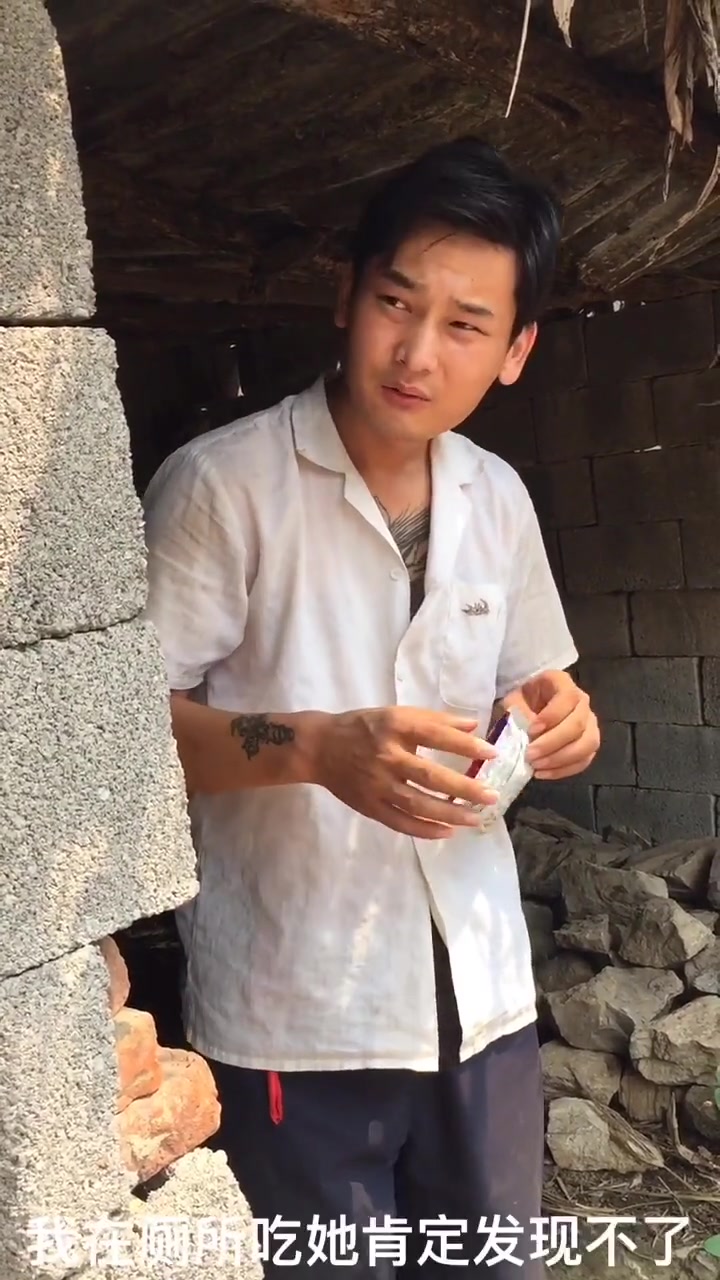 老公瞒着媳妇,跑到厕所偷吃巧克力派,下一幕尴尬了!