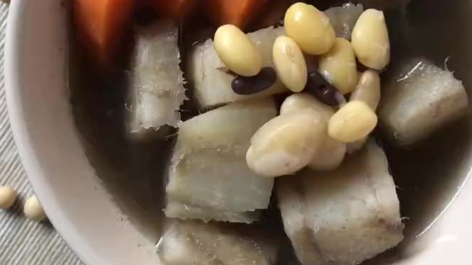 中医称立秋起至秋分前这段日子为「长夏」,脾主长夏,重在护脾,应多饮用性质平和、补身祛肿的汤