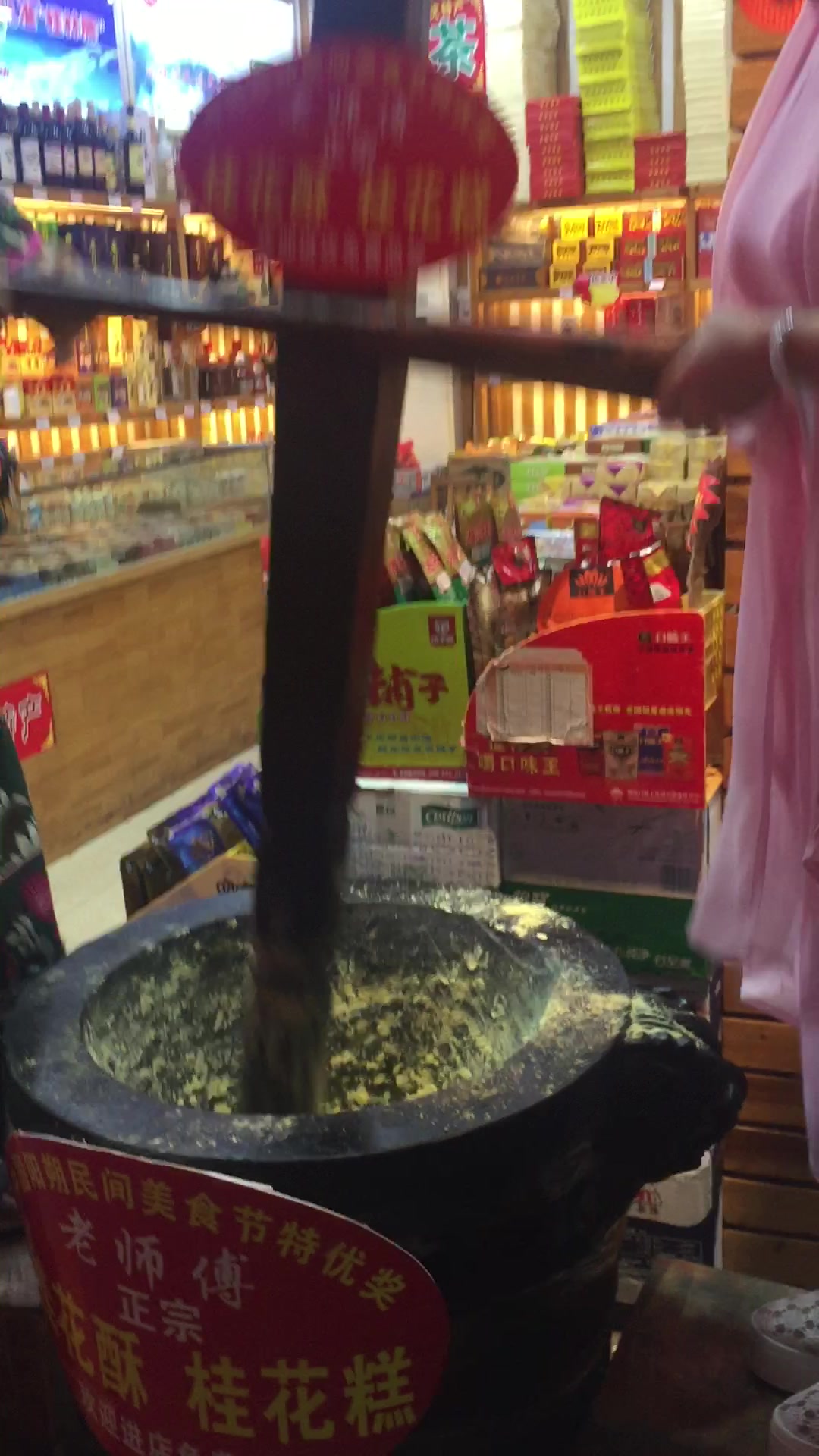 桂林山水桂花酥,桂林人来桂林糕,游客体验制作