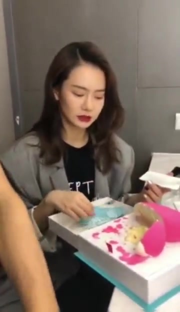 戚薇李承铉结婚四周年,七里香夫妇调侃:纪念日给你们吃蛋糕啊!