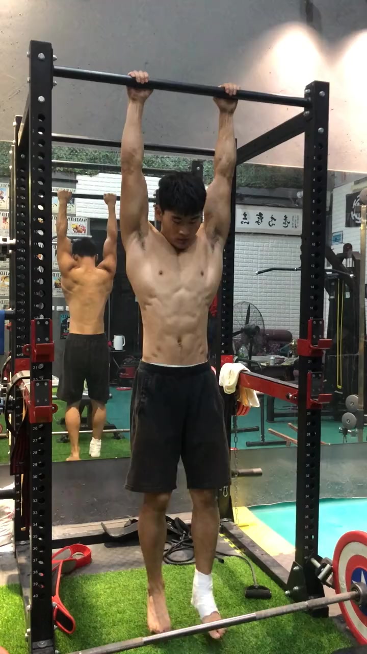 肌肉男:小哥哥脚受伤了还在坚持锻炼腹肌,要注意身体哦!