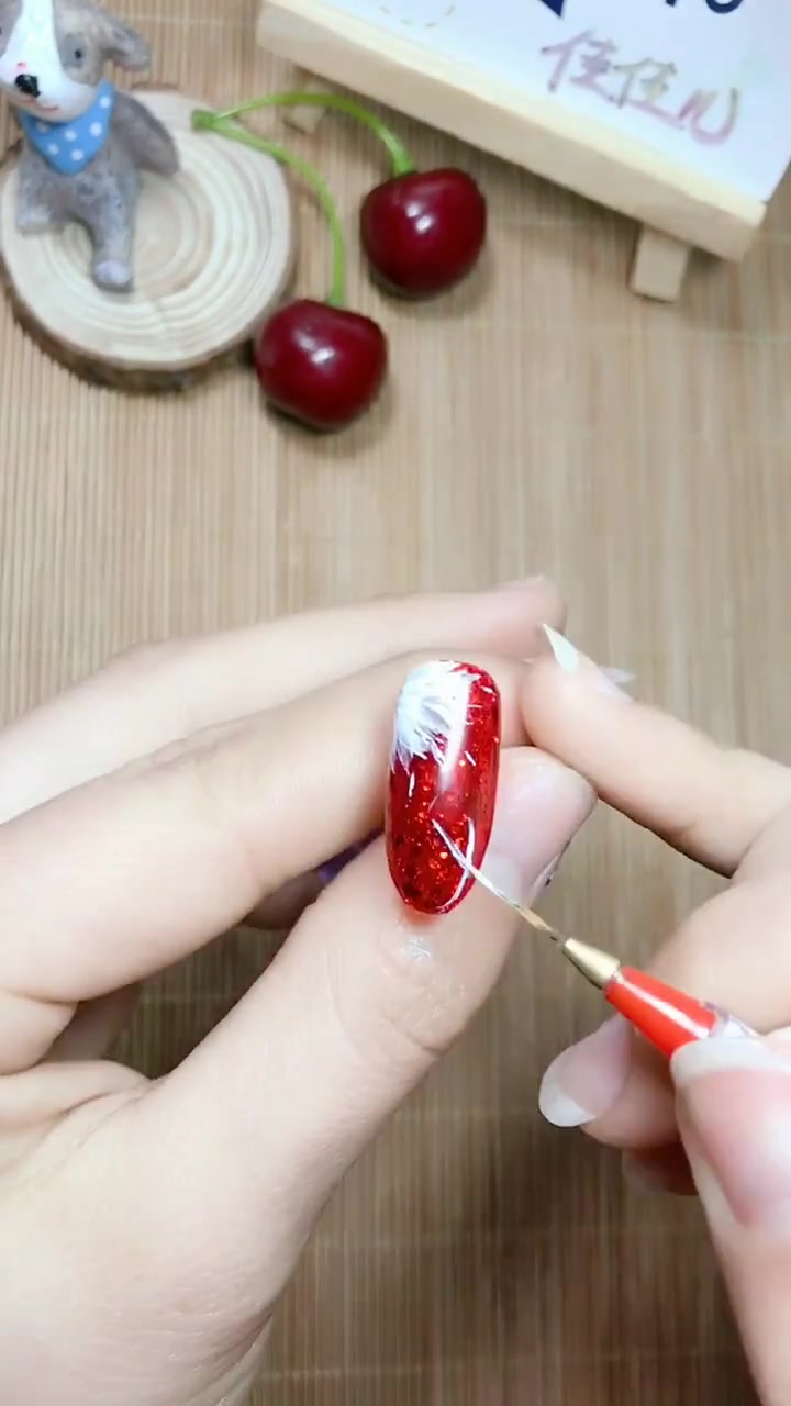 这款美甲你喜不喜欢?喜欢的话把它画在指甲上吧