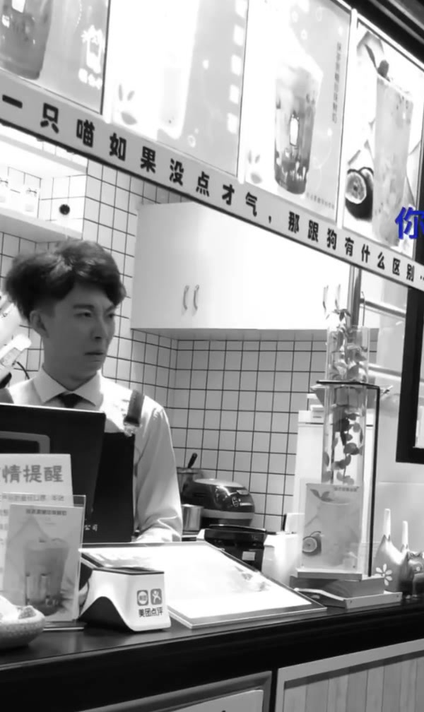 送外卖小哥跟奶茶店服务员吵起来了,大家都不容易,各退一步吧