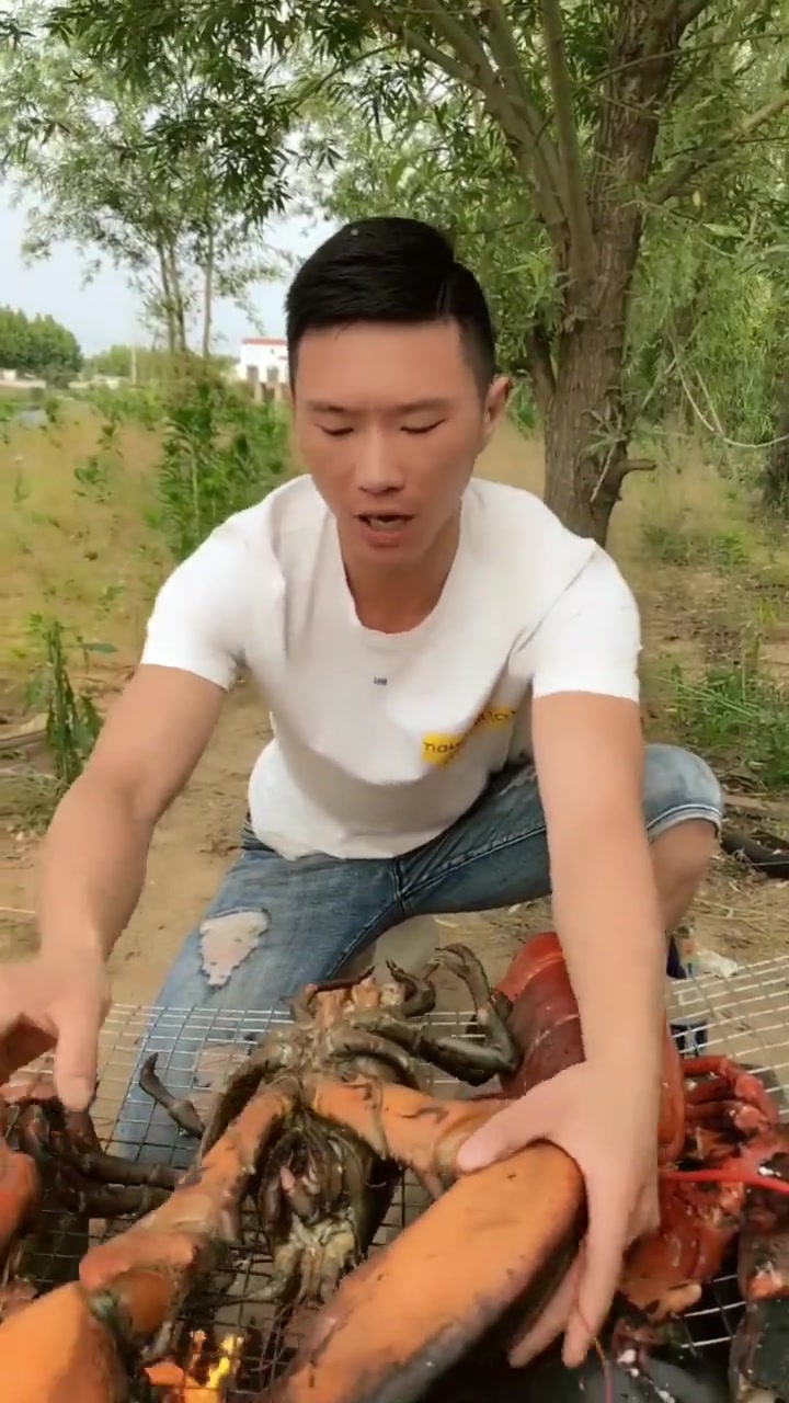户外烧烤大龙虾,过瘾不