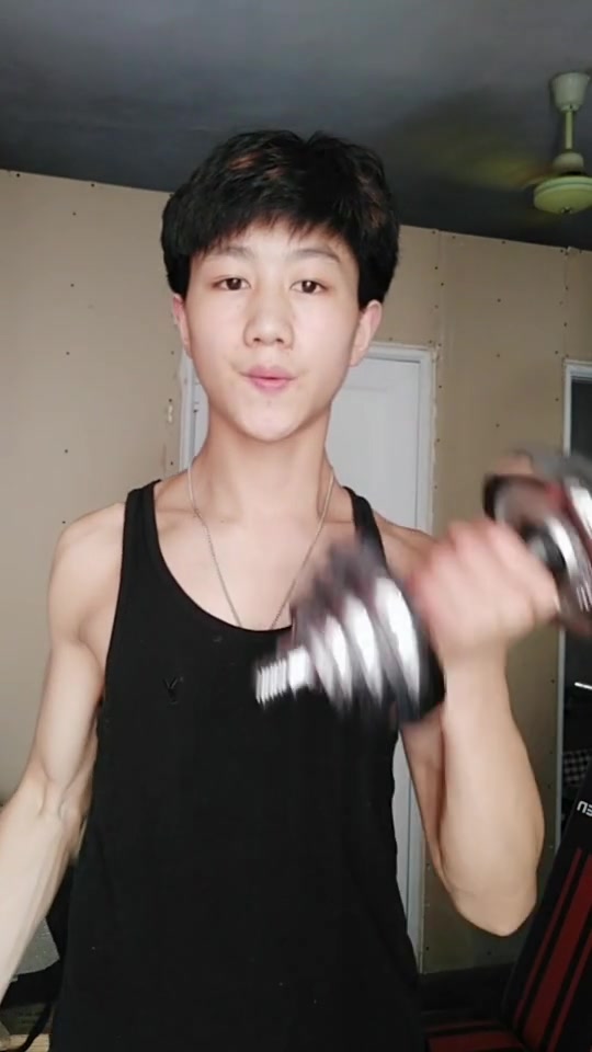 肌肉男:小哥哥日常肱二头肌训练,帅不说还很有肌肉