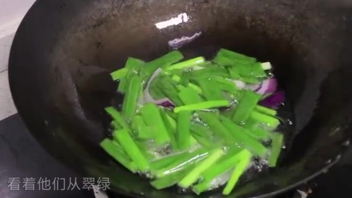 【葱油拌面】面不粘连的诀窍,完美的酱汁配比,可作宵夜,美食get√ 转存试试!