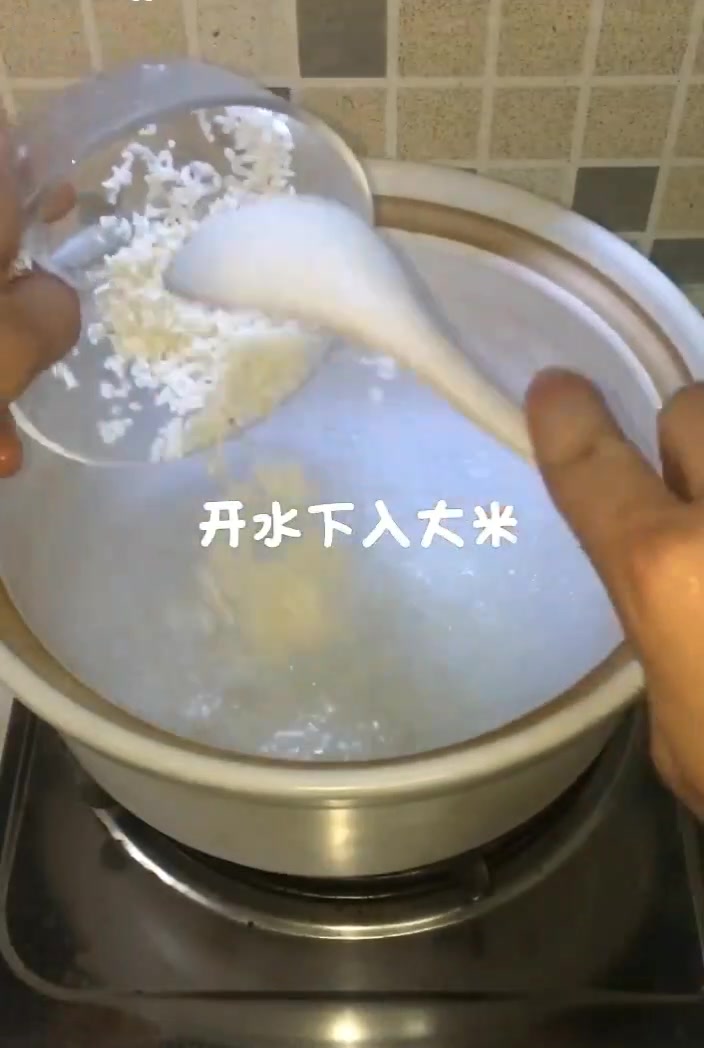 菠菜火腿粥的做法简单易学,营养又美味,最适合老人小孩喝!