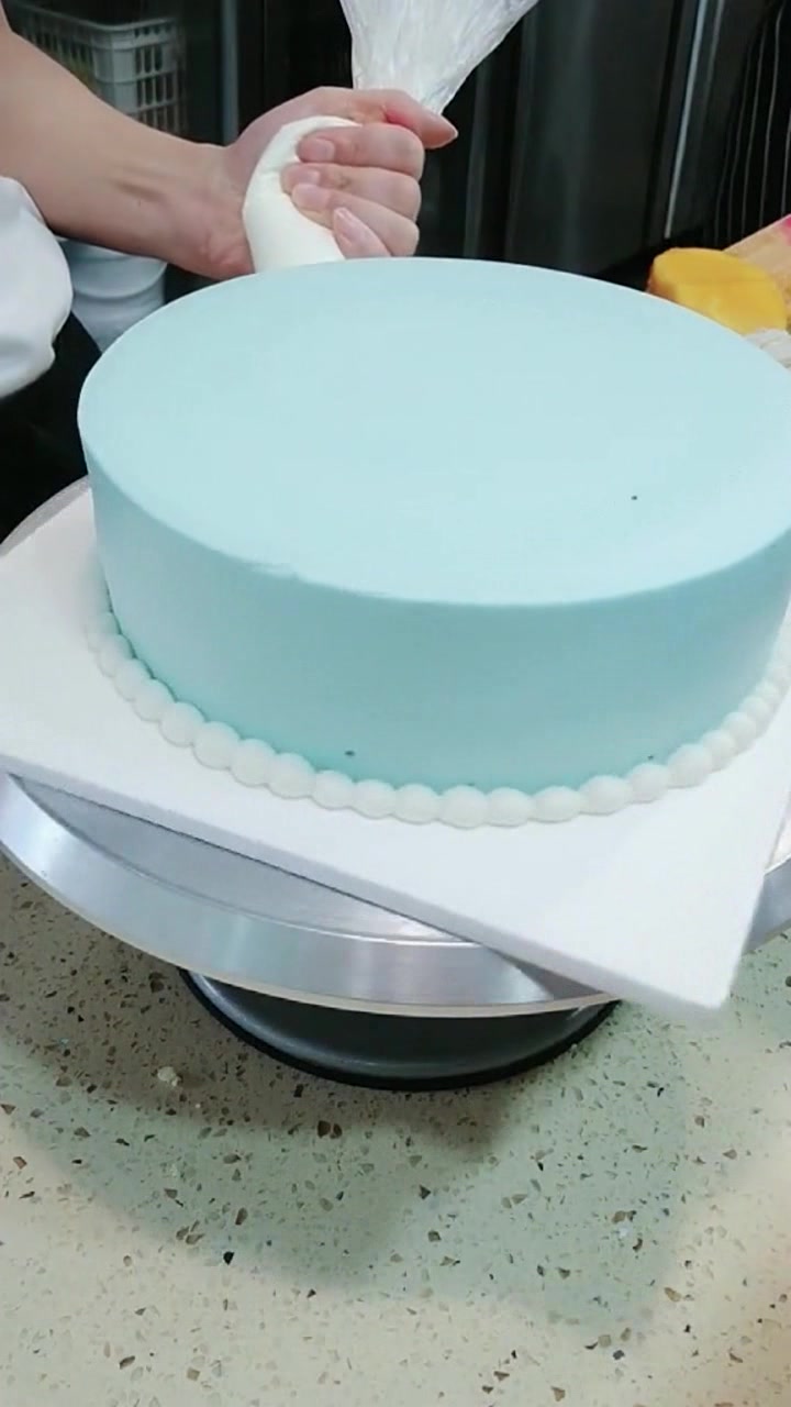 浅蓝色奶油蛋糕裱花全过程,鲜花皇冠蛋糕,成品完成瞬间美呆了!